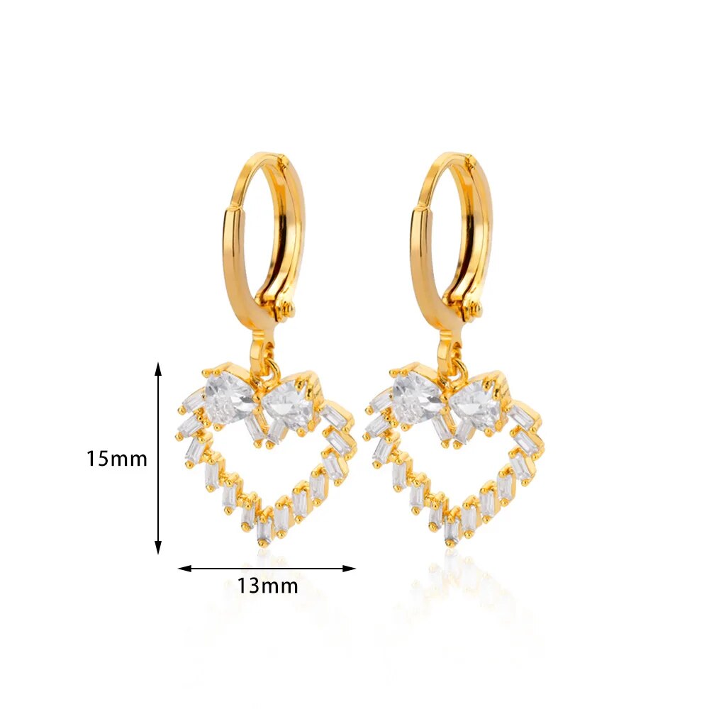 Bellos aretes dorados con diseños elegantes de mariposas, perlas y otros