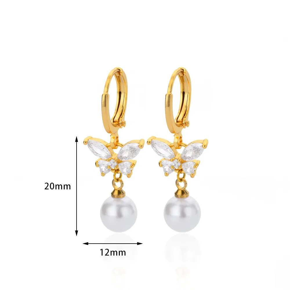 Bellos aretes dorados con diseños elegantes de mariposas, perlas y otros