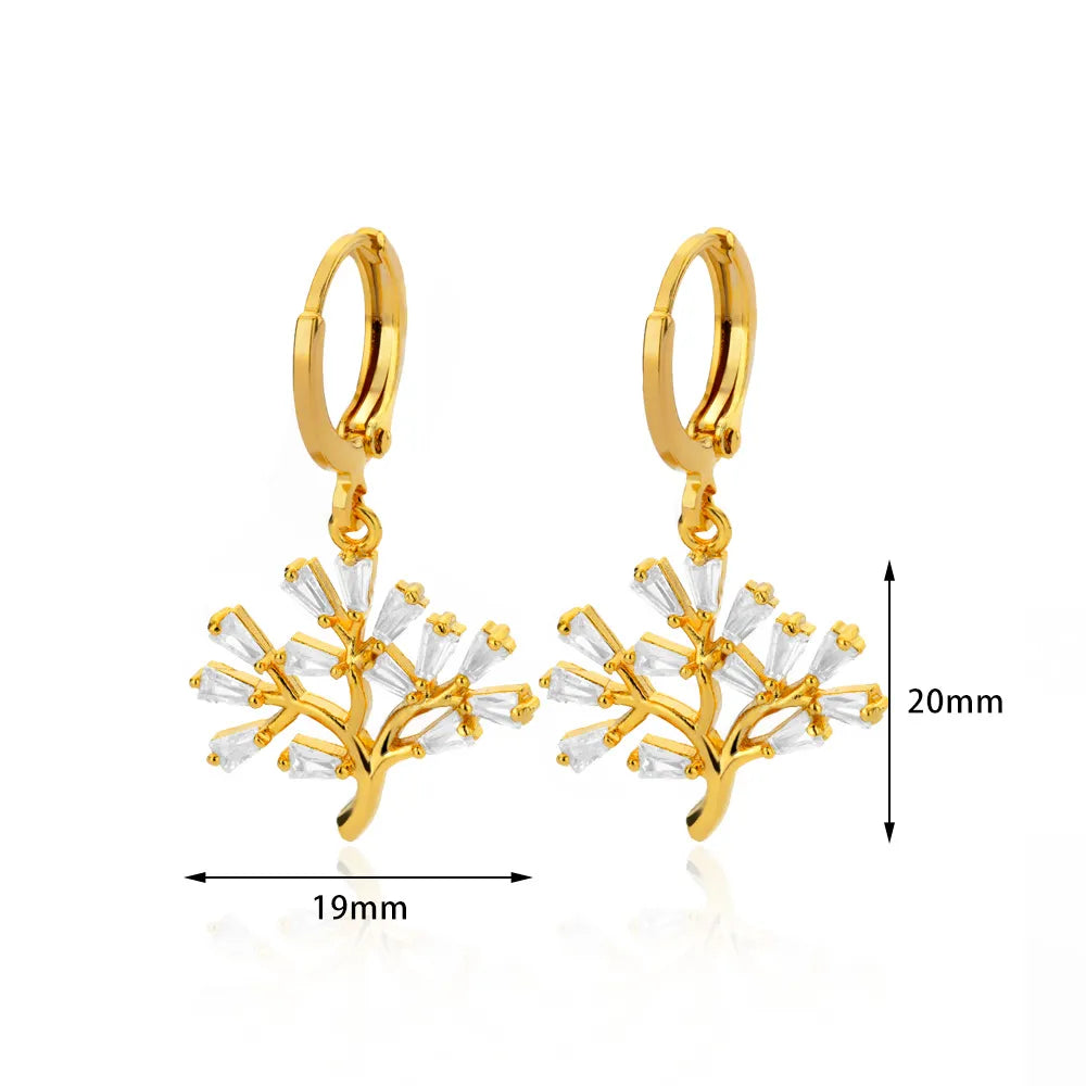 Bellos aretes dorados con diseños elegantes de mariposas, perlas y otros