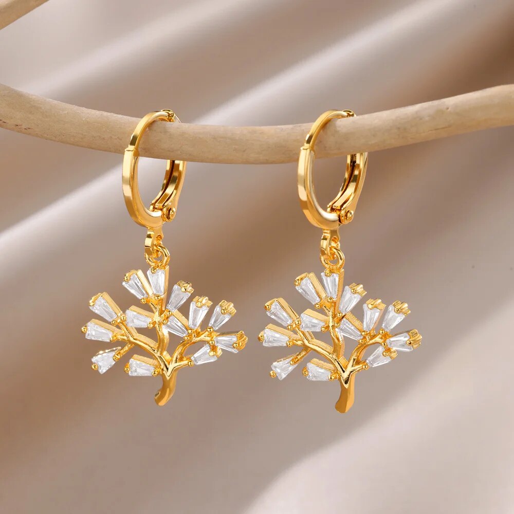 Bellos aretes dorados con diseños elegantes de mariposas, perlas y otros